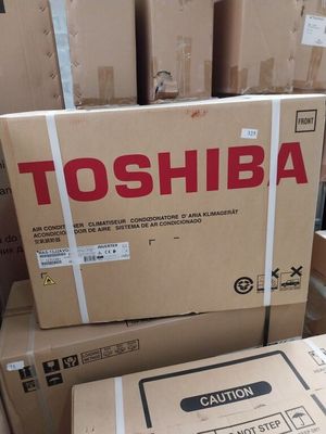 une boîte Toshiba posée au sommet d'une pile de boîtes