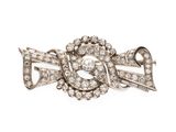 gros plan d'une broche en diamant sur fond blanc