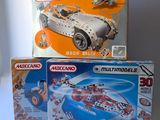 deux boîtes de legos de tailles et de formes diverses sur une surface blanche