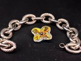 bracelet à chaîne en argent orné d'un pendentif en forme de fleur jaune sur fond noir