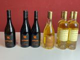 plusieurs bouteilles de vin sont alignées sur une table