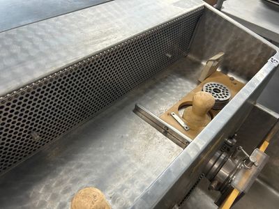 une image d'une machine qui travaille sur une pièce de métal