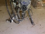 une moto qui est posée par terre dans le garage