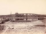 une photo en noir et blanc d'un pont en cours de construction