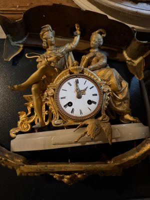une horloge posée sur une étagère dans une pièce