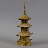 PAGODE (brûle-parfum ?) à trois niveaux en métal doré ouvrant par deux