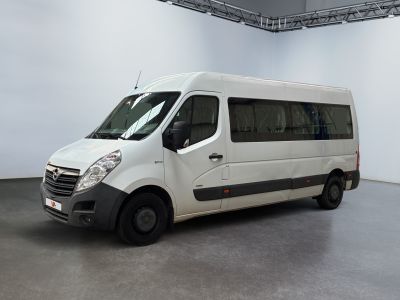 une camionnette blanche garée dans une grande pièce