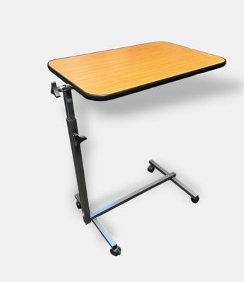 un gros plan d'une table sur laquelle se trouve un ordinateur portable