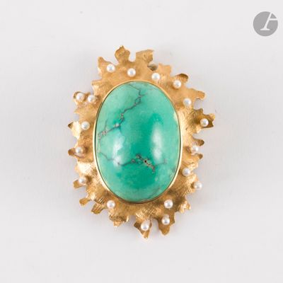 une photo d'une bague en or sertie d'une pierre turquoise et de perles