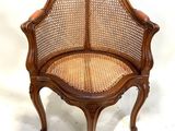 une image représentant une chaise en bois et en osier