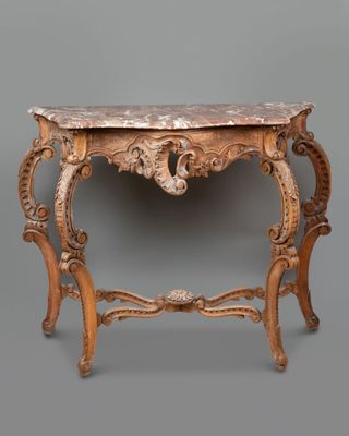 CONSOLE à décor de rocaille, d'enroulements et feuilles d'ac… - Photo 1