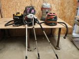 une table sur laquelle sont posés plusieurs outils