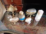 une table en verre sur laquelle sont posés de nombreux objets