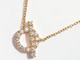 Collier avec initiale plaqué or, orné de pierres cubiques et de diamants, monté sur une chaîne en or