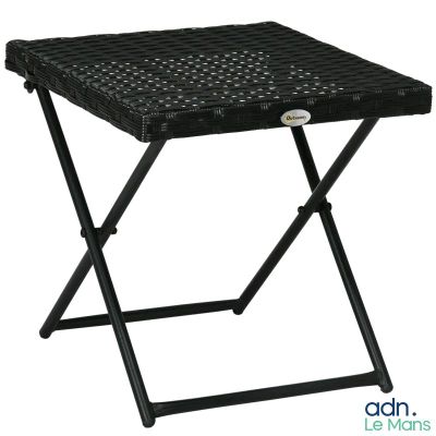 un gros plan sur une petite table noire sur fond blanc
