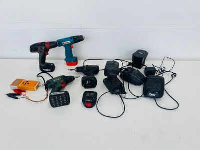 a lot of tools that are sitting on a table
