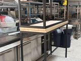 une cuisine avec beaucoup de plans de travail
