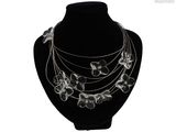 collier en argent orné de fleurs et de feuilles, présenté sur un mannequin noir
