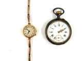 deux types de montres différents posés sur un fond blanc