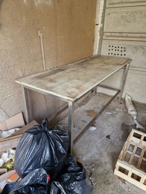 une table placée au milieu d'une pièce