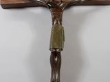 un vieux crucifix en bois avec une statue de Jésus sur la croix