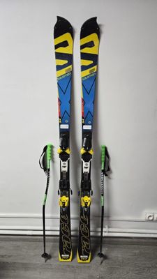 a pair of skis that are leaning against a wall