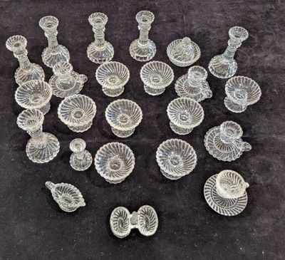 de nombreux vases en verre posés sur une table
