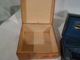 une petite boîte en bois ouverte, posée sur une table