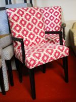 Paire de fauteuils, le piètement en bois noirci et la garnit… (photo 2)