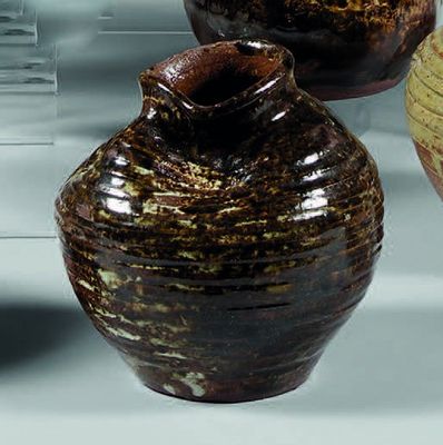 trois vases exposés dans une vitrine