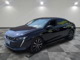 une voiture noire est garée sur le sol en damier d'un garage
