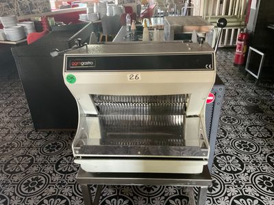 une machine posée par terre dans un restaurant