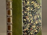 un livre vert orné d'un motif floral