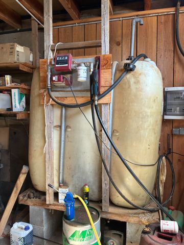 Deux cuves à gasoil avec pompes