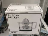 une boîte contenant un extracteur de jus Black & Decker exposée dans un magasin
