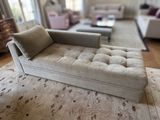 un canapé posé sur un tapis dans un salon