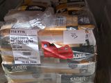 de nombreux paquets de produits alimentaires sur une étagère dans un magasin