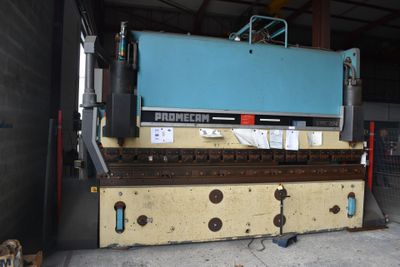 une grande machine installée à l'intérieur d'un bâtiment