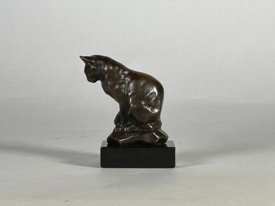 sculpture en bronze représentant un chat assis sur un socle noir