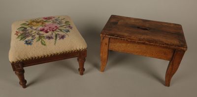 une paire de tabourets anciens en bois ornés de fleurs brodées
