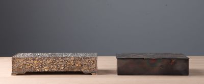 Réunion de deux boites à bijoux en métal argenté ciselé à dé…