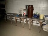une table avec une poubelle posée dessus