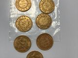 un tas de pièces d'or dans un sac muni d'une étiquette de prix