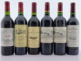 plusieurs bouteilles de vin sont alignées sur une table