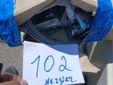 une personne tenant un morceau de papier sur lequel est inscrit un message