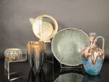 de nombreuses œuvres d'art différentes exposées sur la table