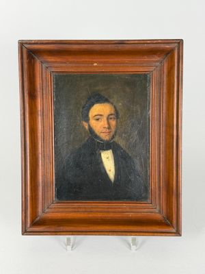 une peinture à l'huile représentant un homme en smoking, dans un cadre en bois