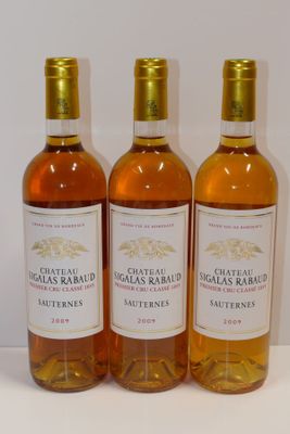 trois bouteilles de vin posées sur une table l'une à côté de l'autre