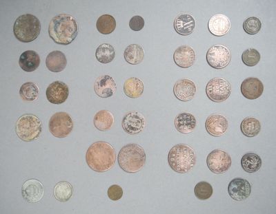beaucoup de pièces qui sont sur la table