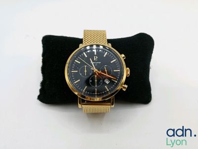 une montre posée sur un oreiller